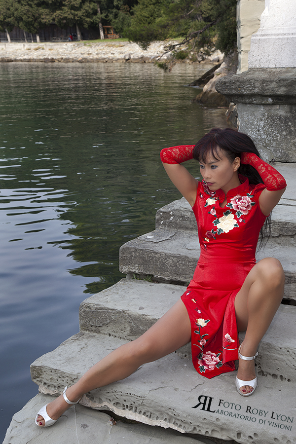donna taiwanese, con kimono rosso